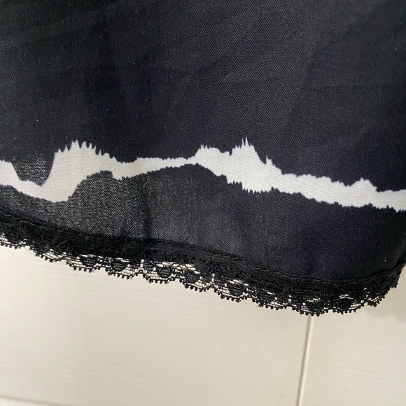 Black and white camisole with lace trim - Picture 3 of 5